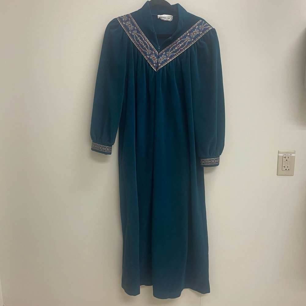 Vintage Nightgown Housecoat Green Prairie Embroidered Cottagecore Grandma 80's
